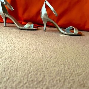 Bandolino - Very Comfortable silver sandals. Only worn once. Non-smoking home